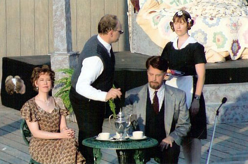 See the maid? A walk-on part for the Sound Of Music. One night, I came out with bagels instead of buns. :)
