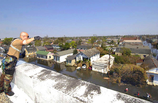 Image of nationalguardsmanroofrescue.jpg